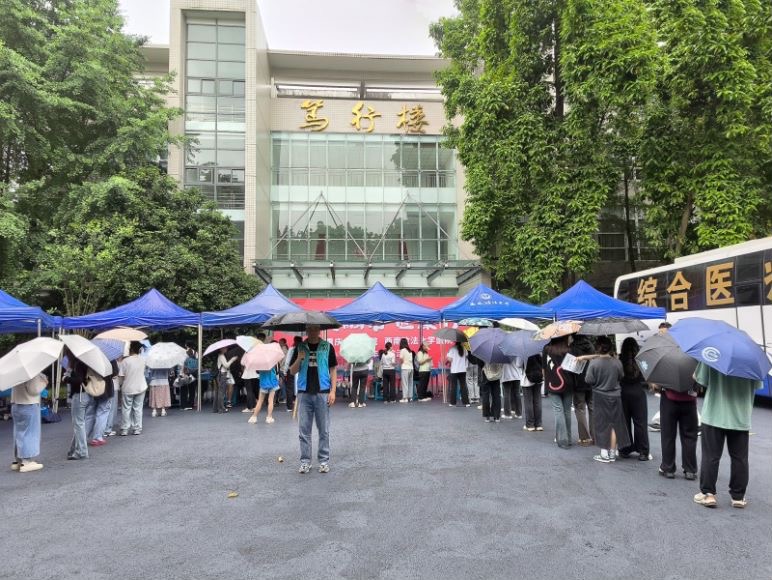 军民融合健康行！校医院联合武警重庆总队医院开展义诊活动