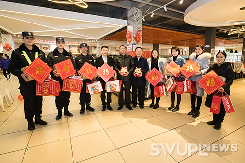 包饺子、涮火锅付子堂校长一行与留校师生共度除夕